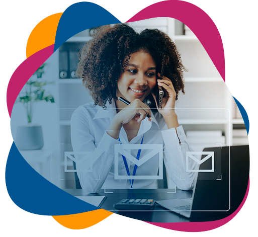 Mãos utilizando um celular, com ícones de meios de contato