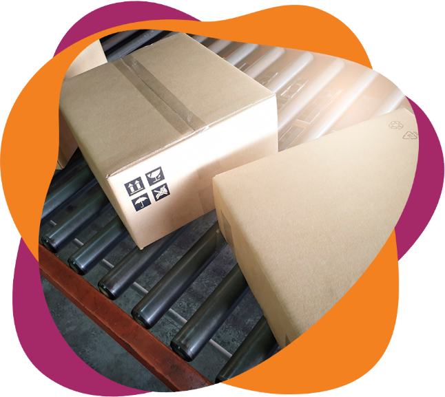 Caixas para entrega em uma esteira